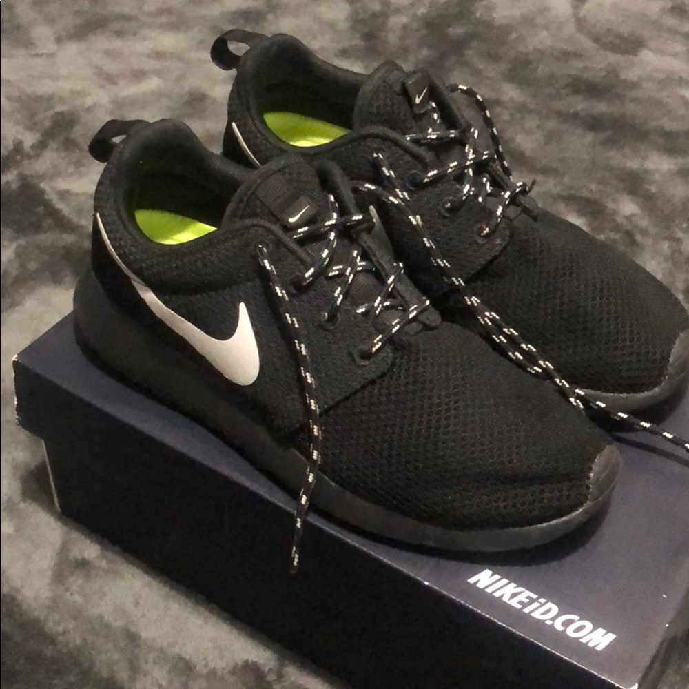 Black NIKEID Roshes